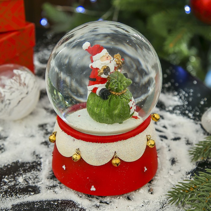 Сувенир полистоун водяной шар музыкальный "Дед Мороз и гном упаковка подарков" 14,5х11х11 см