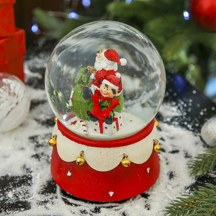 Сувенир полистоун водяной шар музыкальный "Дед Мороз и гном упаковка подарков" 14,5х11х11 см