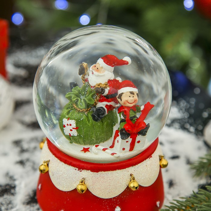 Сувенир полистоун водяной шар музыкальный "Дед Мороз и гном упаковка подарков" 14,5х11х11 см