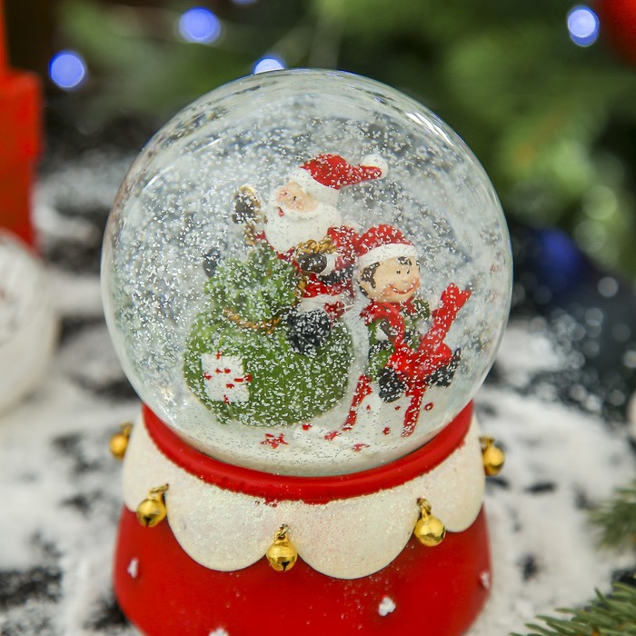 Сувенир полистоун водяной шар музыкальный "Дед Мороз и гном упаковка подарков" 14,5х11х11 см