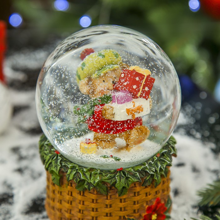 Сувенир полистоун водяной шар музыкальный "Медвежонок с подарками" 14,5х10х10 см