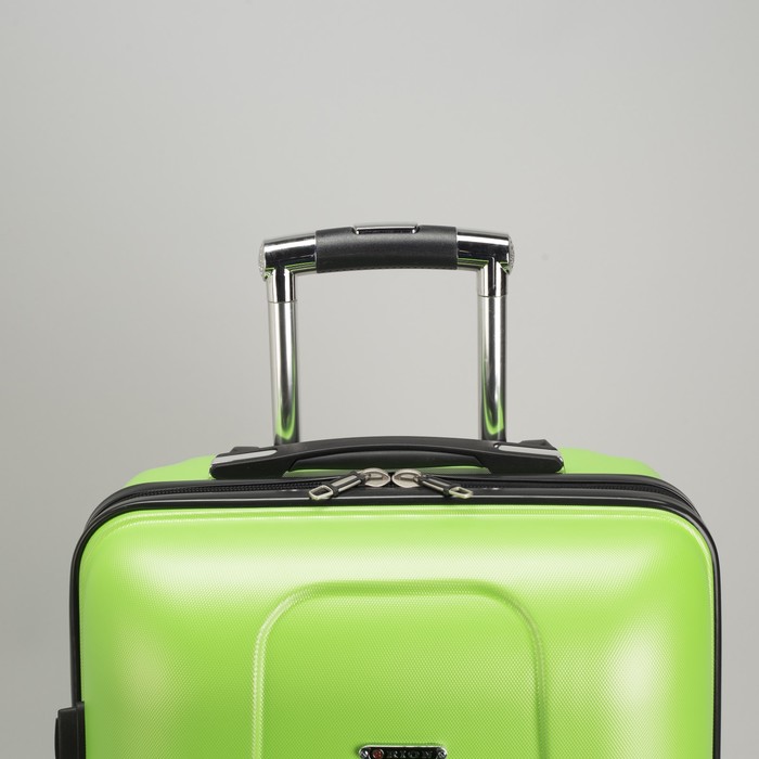 Чемодан малый 22", отдел на молнии, кодовый замок, 4 колеса, цвет зелёный