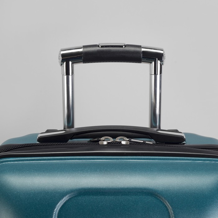 Чемодан малый 22", отдел на молнии, кодовый замок, 4 колеса, цвет металл/зелёный