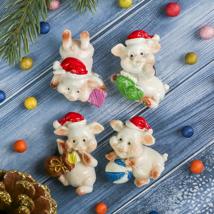 Магнит полистоун "Хрюша с подарками" МИКС 4х3,6 см