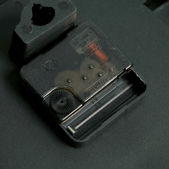 Ретро-часы настенные интерьерные с торсионным маятником «Павлины», ажурные, 2АА, 34х18.5 см 356520