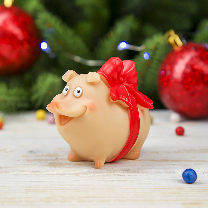 Сувенир полистоун "Поросёнок-подарочек" 6х7,5х4,5 см