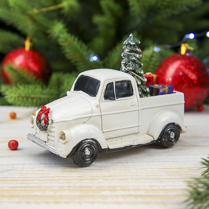 Сувенир полистоун световой "Пикап с подарками" 9х12х5,5 см