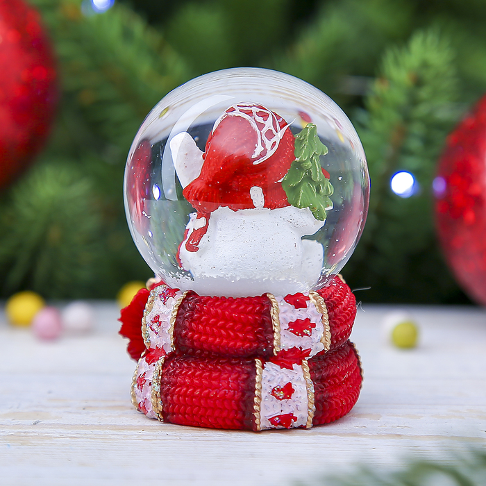 Сувенир полистоун водяной шар "Снеговичок с ёлочкой" 6,5х5х4,5 см