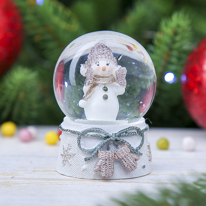 Сувенир полистоун водяной шар "Снеговичок в жемчужной шапке и шарфике" 6,5х4,5х4,5 см