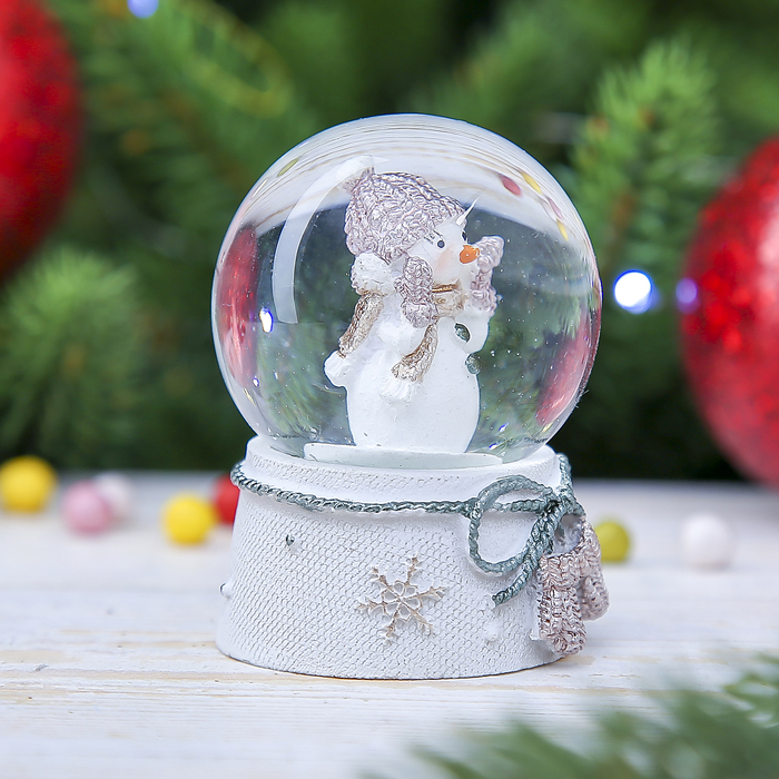 Сувенир полистоун водяной шар "Снеговичок в жемчужной шапке и шарфике" 6,5х4,5х4,5 см