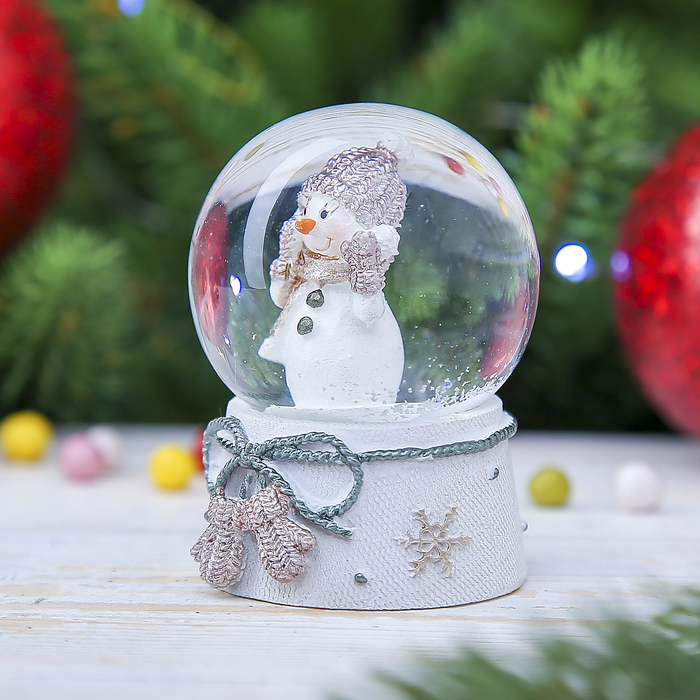 Сувенир полистоун водяной шар "Снеговичок в жемчужной шапке и шарфике" 6,5х4,5х4,5 см