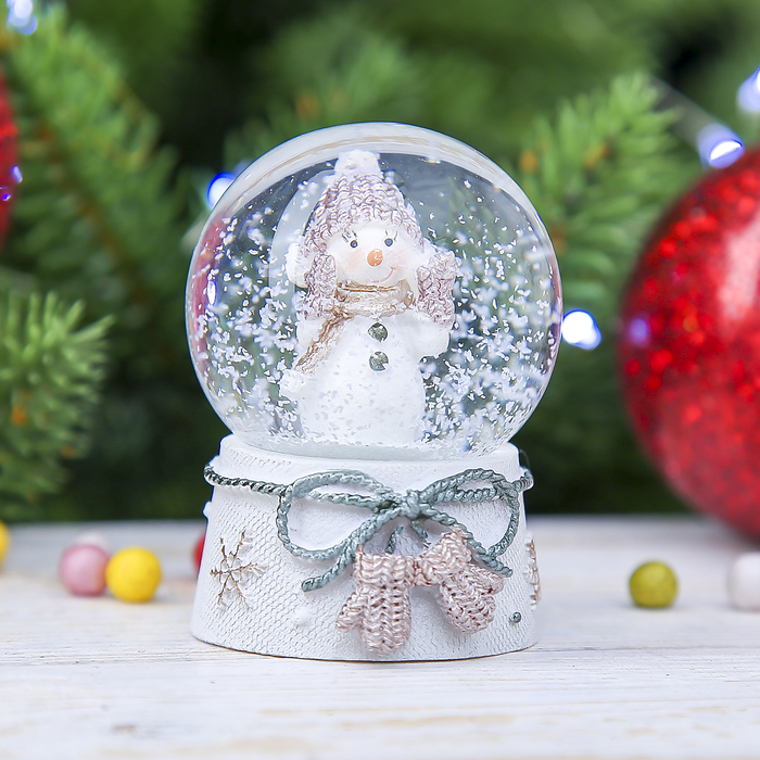 Сувенир полистоун водяной шар "Снеговичок в жемчужной шапке и шарфике" 6,5х4,5х4,5 см