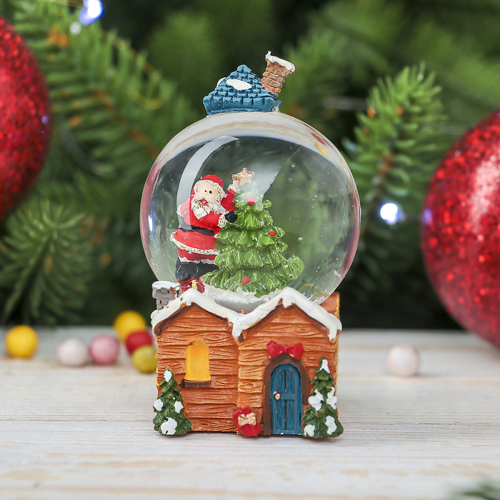 Сувенир полистоун водяной шар "Дед Мороз с ёлкой на крыше дома" 7,5х4,5х4,5 см