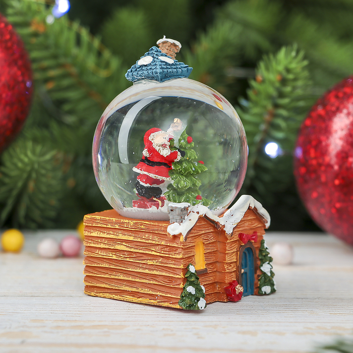 Сувенир полистоун водяной шар "Дед Мороз с ёлкой на крыше дома" 7,5х4,5х4,5 см
