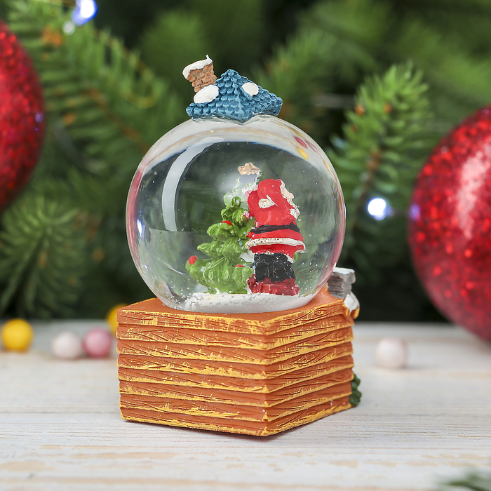 Сувенир полистоун водяной шар "Дед Мороз с ёлкой на крыше дома" 7,5х4,5х4,5 см