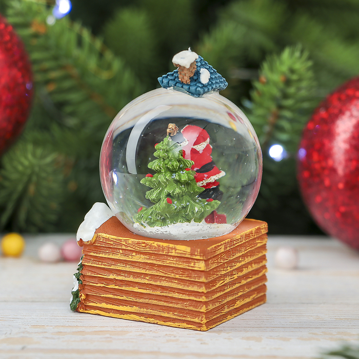 Сувенир полистоун водяной шар "Дед Мороз с ёлкой на крыше дома" 7,5х4,5х4,5 см