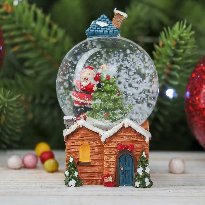 Сувенир полистоун водяной шар "Дед Мороз с ёлкой на крыше дома" 7,5х4,5х4,5 см