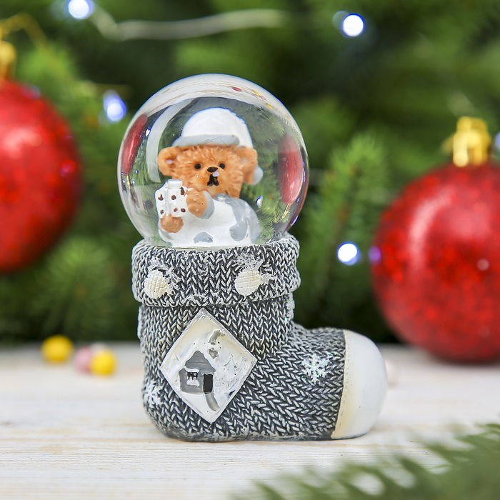 Сувенир полистоун водяной шар "Мишка с подарком" 8,5х6,5х4,5 см