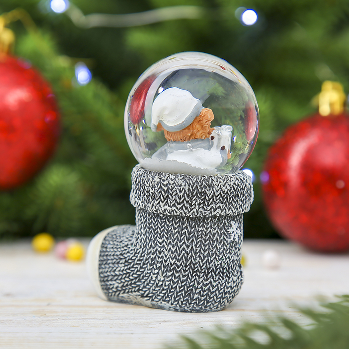 Сувенир полистоун водяной шар "Мишка с подарком" 8,5х6,5х4,5 см