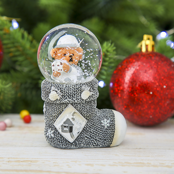 Сувенир полистоун водяной шар "Мишка с подарком" 8,5х6,5х4,5 см