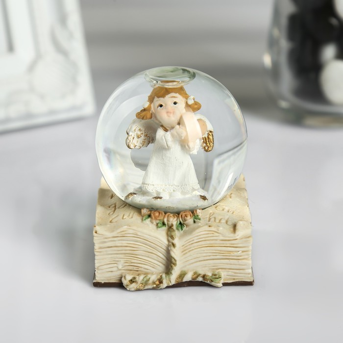 Сувенир полистоун водяной шар "Ангелочек-девочка с сердцем" 6х5х5 см