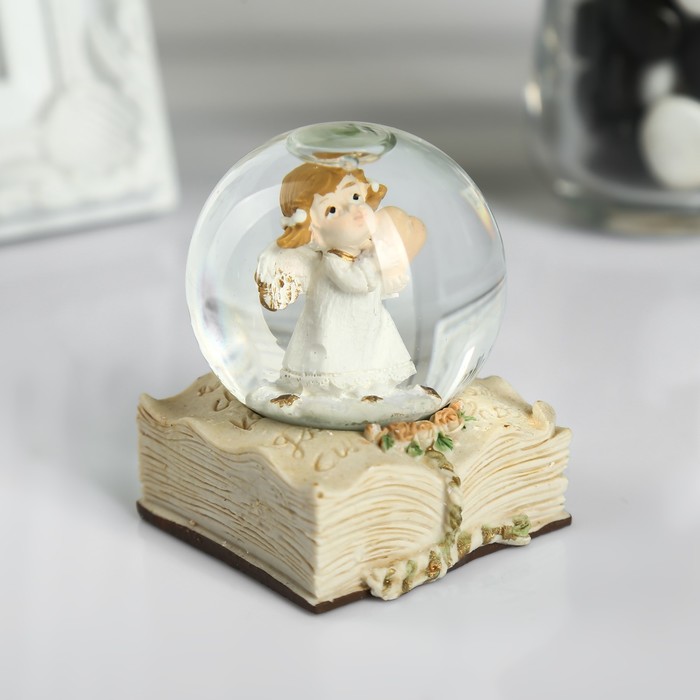 Сувенир полистоун водяной шар "Ангелочек-девочка с сердцем" 6х5х5 см