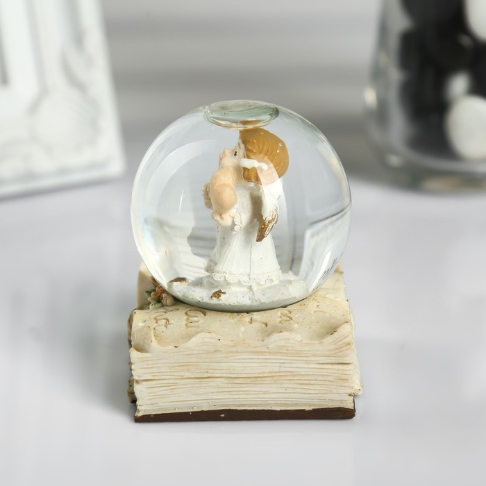 Сувенир полистоун водяной шар "Ангелочек-девочка с сердцем" 6х5х5 см