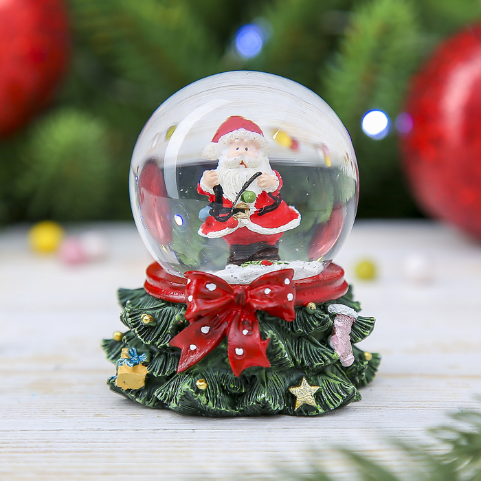 Сувенир полистоун водяной шар "Дед Мороз и красный бант" 6,5х5,5х5,5 см