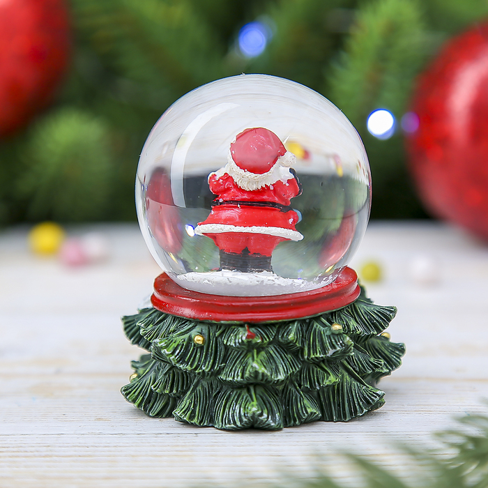 Сувенир полистоун водяной шар "Дед Мороз и красный бант" 6,5х5,5х5,5 см