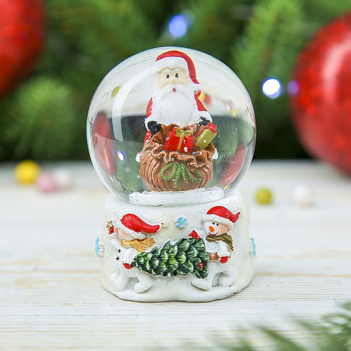 Сувенир полистоун водяной шар "Дед Мороз и помощники-снеговики" 6,5х4,5х4,8 см