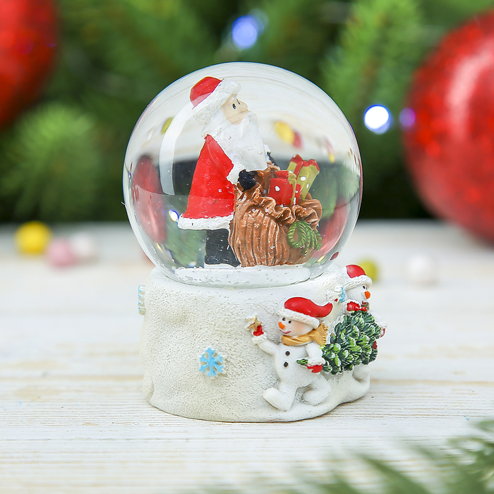 Сувенир полистоун водяной шар "Дед Мороз и помощники-снеговики" 6,5х4,5х4,8 см