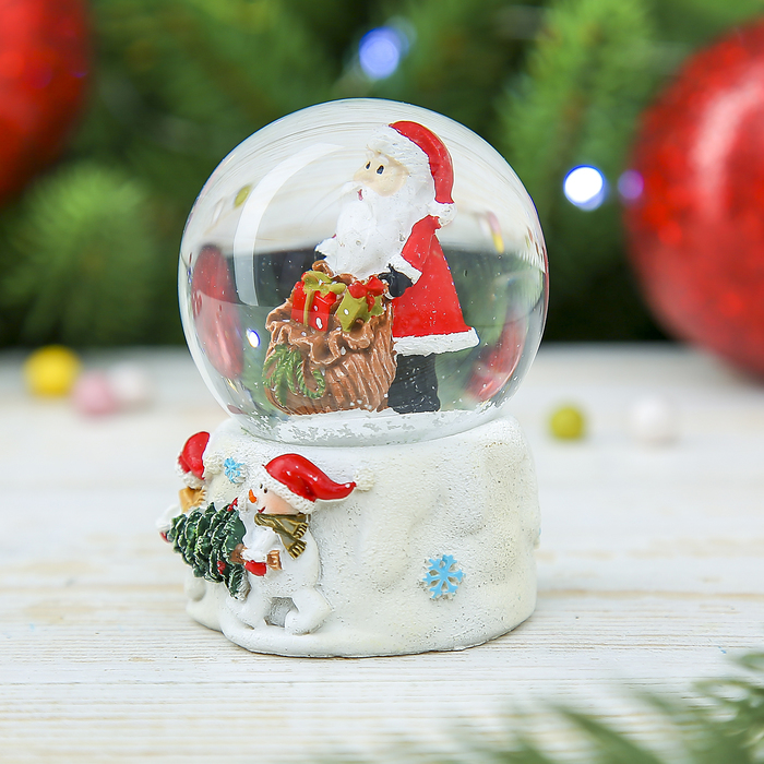 Сувенир полистоун водяной шар "Дед Мороз и помощники-снеговики" 6,5х4,5х4,8 см
