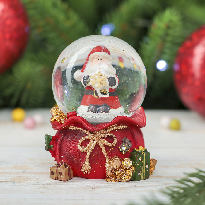 Сувенир полистоун водяной шар "Дед Мороз и снежинка" 6,5х5,5х5 см