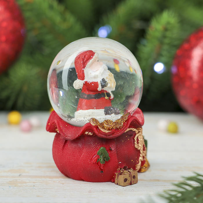 Сувенир полистоун водяной шар "Дед Мороз и снежинка" 6,5х5,5х5 см