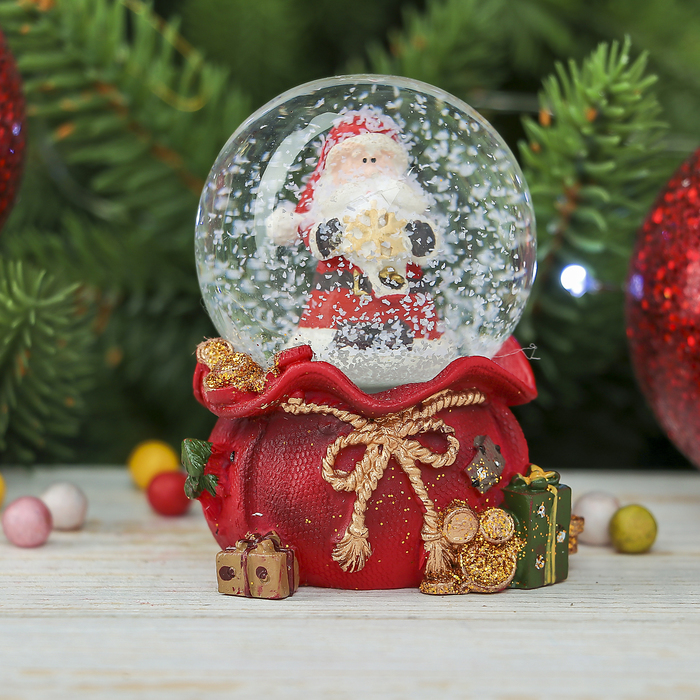 Сувенир полистоун водяной шар "Дед Мороз и снежинка" 6,5х5,5х5 см