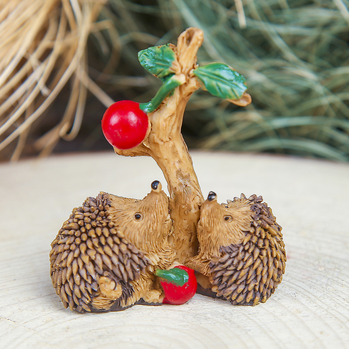 Сувенир полистоун "Ёжики у яблони" 6,7х6х3 см