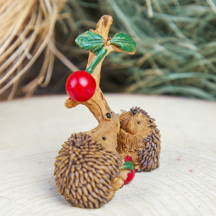 Сувенир полистоун "Ёжики у яблони" 6,7х6х3 см