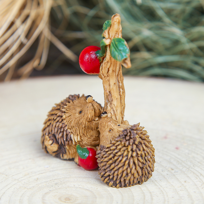 Сувенир полистоун "Ёжики у яблони" 6,7х6х3 см