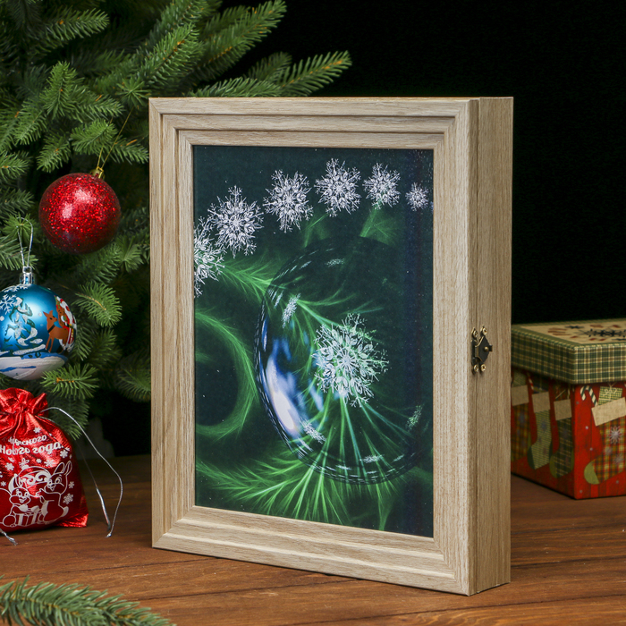 Ключница Пирамида "Елочный шар и снежинки" Янтарь 30х25х5 см