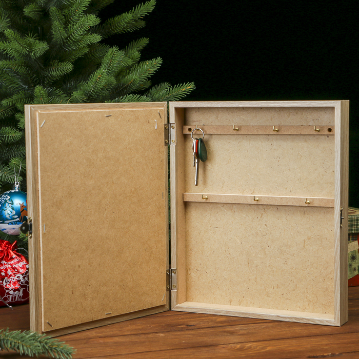 Ключница Пирамида "Елочный шар и снежинки" Янтарь 30х25х5 см