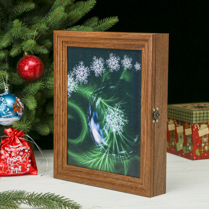 Ключница Пирамида "Елочный шар и снежинки" Шоколад 30х25х5 см