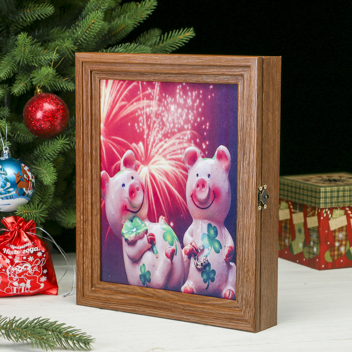 Ключница Пирамида "Свинки и фейерверк" Шоколад 30х25х5 см
