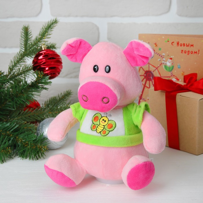 Мягкая музыкальная игрушка-клпилка "Поросёнок в зелёной футболке с бабочкой" 21 см