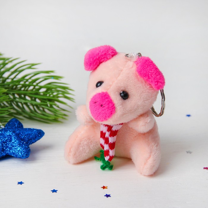 Мягкая игрушка-брелок "Поросёнок в полосатом шарфе" цвета микс