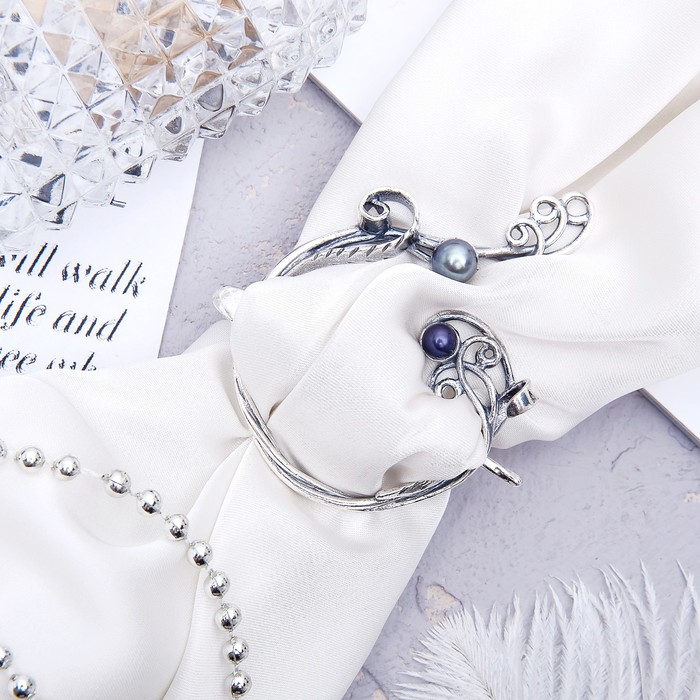 Зажим для платка "Жемчуг речной" виток, цвет серо-черный в посеребрении