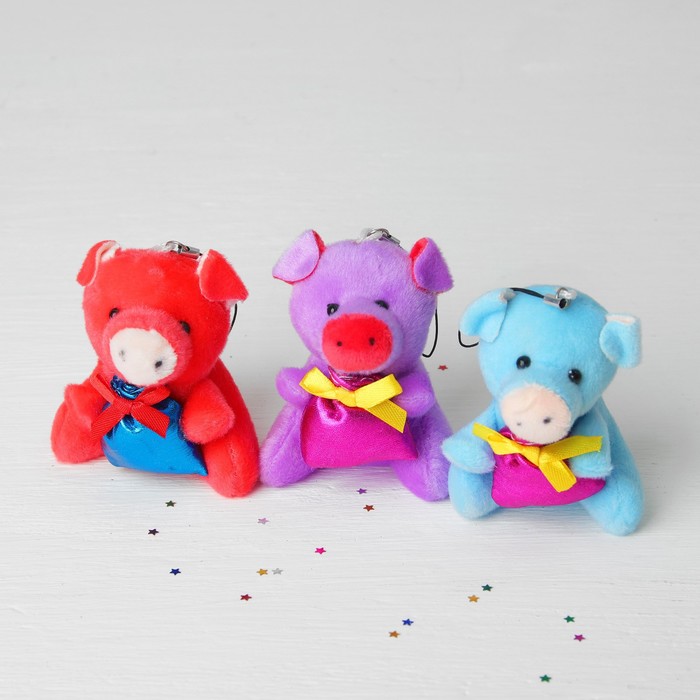 Мягкая игрушка-подвеска "Свинка" в лапках подарок, цвета микс