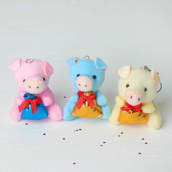 Мягкая игрушка-подвеска "Свинка" в лапках подарок, цвета микс