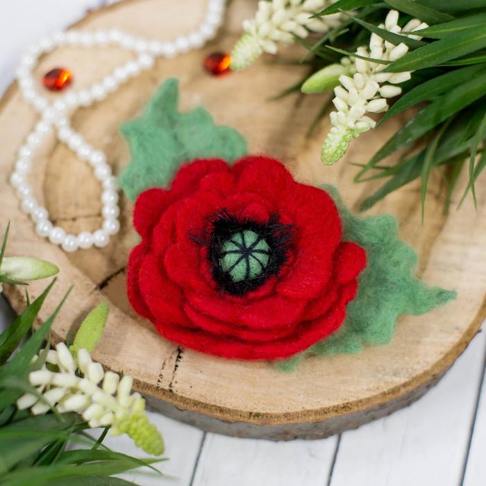 Брошь из шерсти "Мак"