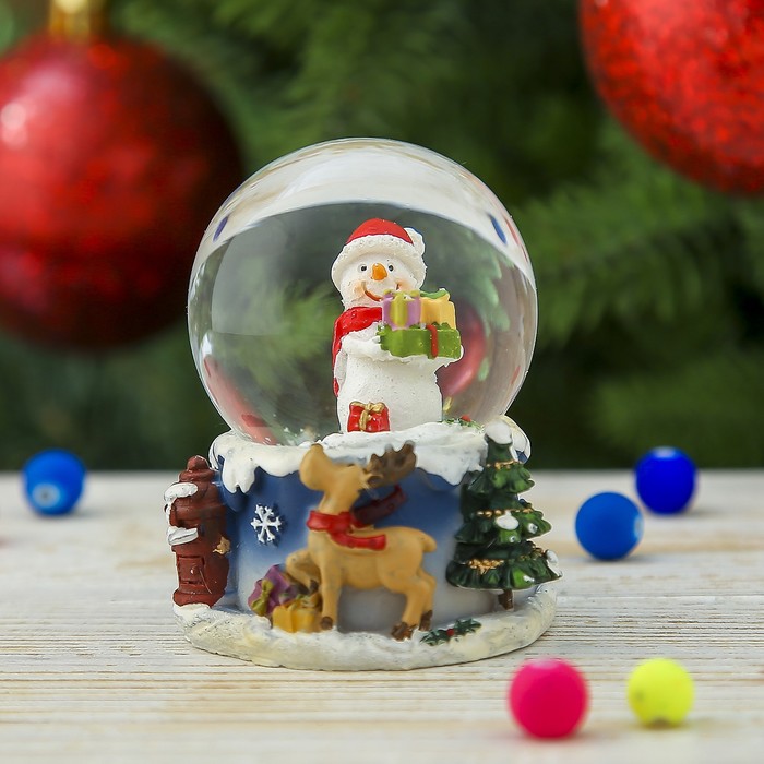 Сувенир полистоун водяной шар "Снеговичок с подарками" 6,5х5,5х5,3 см