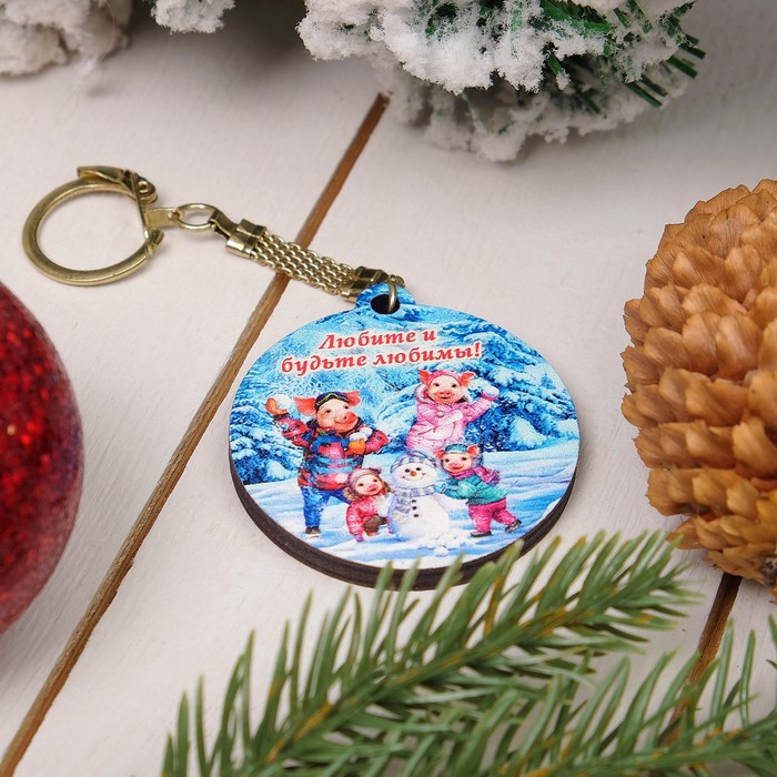 Брелок «Хрюши играют в снежки», 4,2×4,6×0,3 см